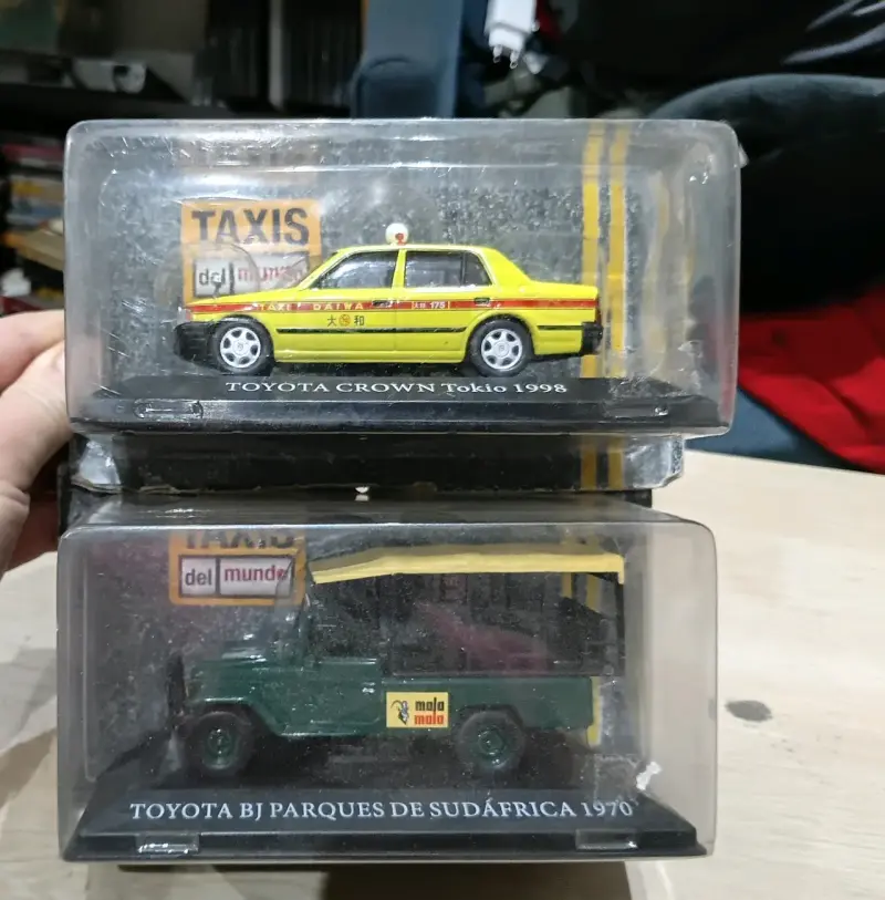 Set de modelos a escala de taxis Toyota - 1