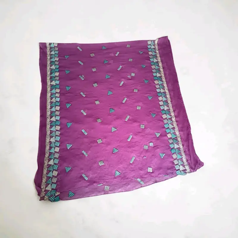 Chal morado con bordados decorativos - 3