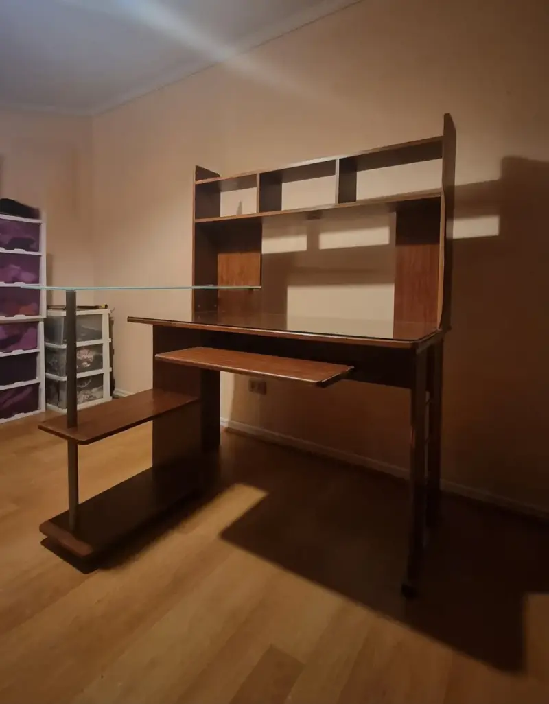 Escritorio de madera con estantes y vidrio - 1