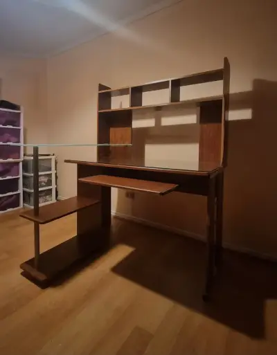 Escritorio de madera con estantes y vidrio - miniatura 1