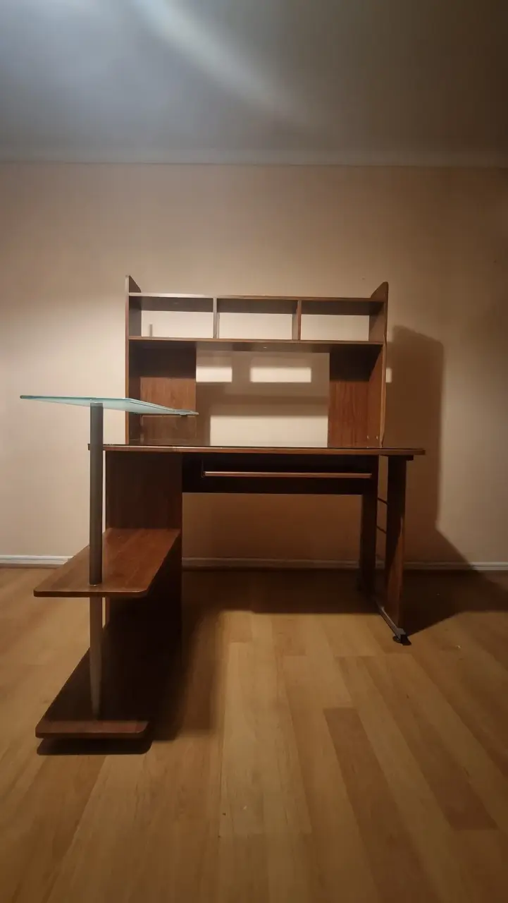 Escritorio de madera con estantes y vidrio - 2