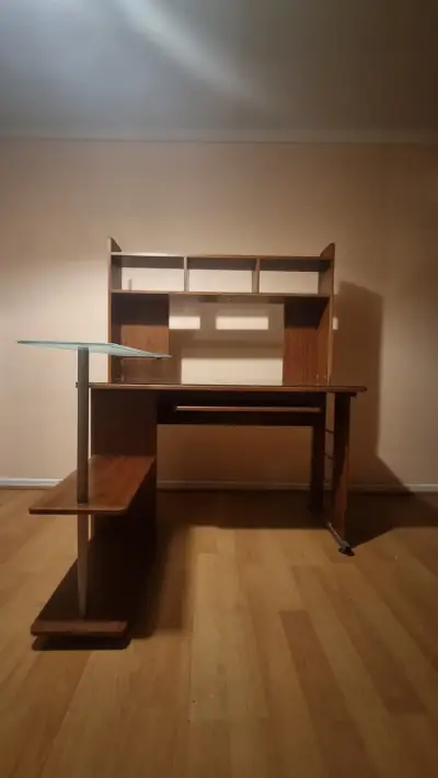 Escritorio de madera con estantes y vidrio - miniatura 2