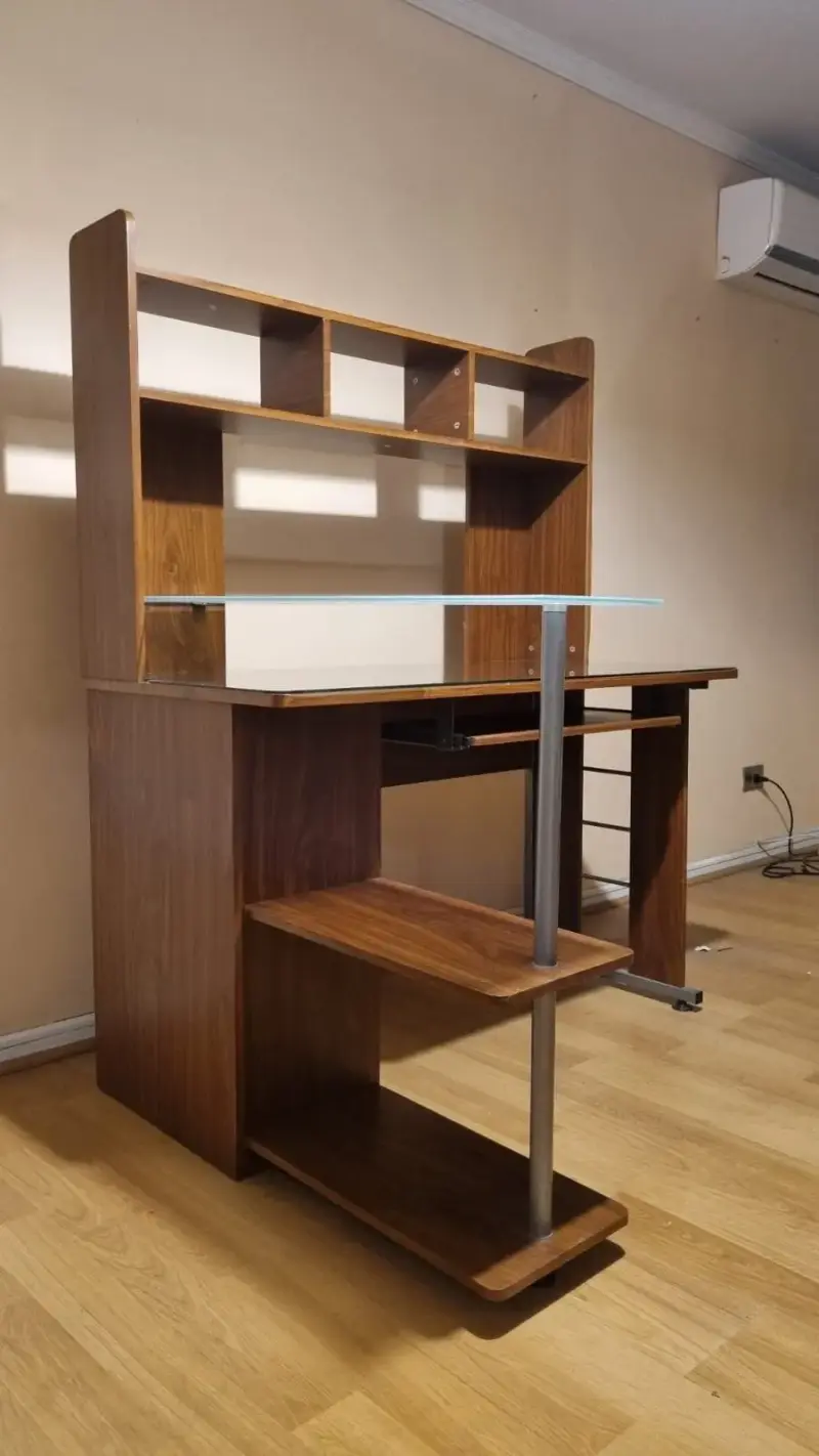 Escritorio de madera con estantes y vidrio - 4