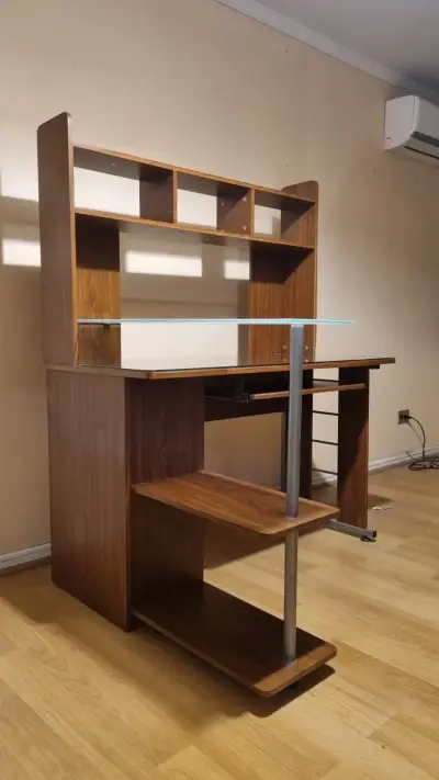 Escritorio de madera con estantes y vidrio - miniatura 4