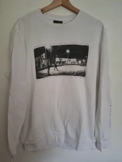 Polerón blanco con diseño gráfico urbano Talla M - miniatura 1