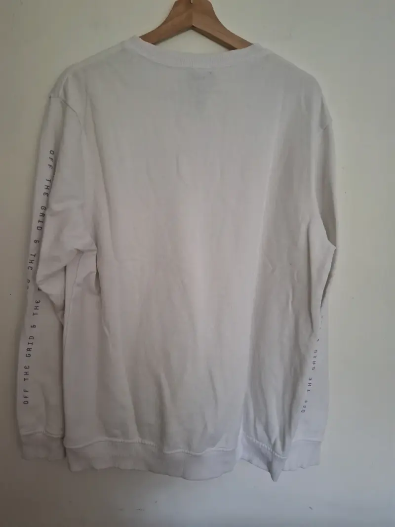 Polerón blanco con diseño gráfico urbano Talla M - 3