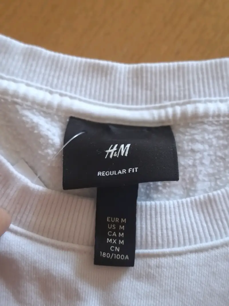 Polerón blanco con diseño gráfico urbano Talla M - 4