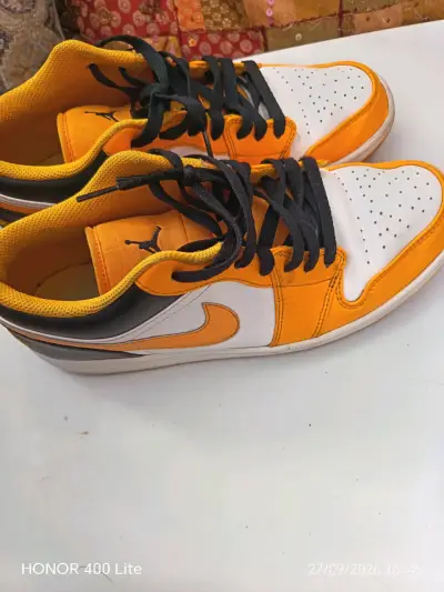 Zapatillas deportivas Nike Air Jordan naranjas y blancas - miniatura 1