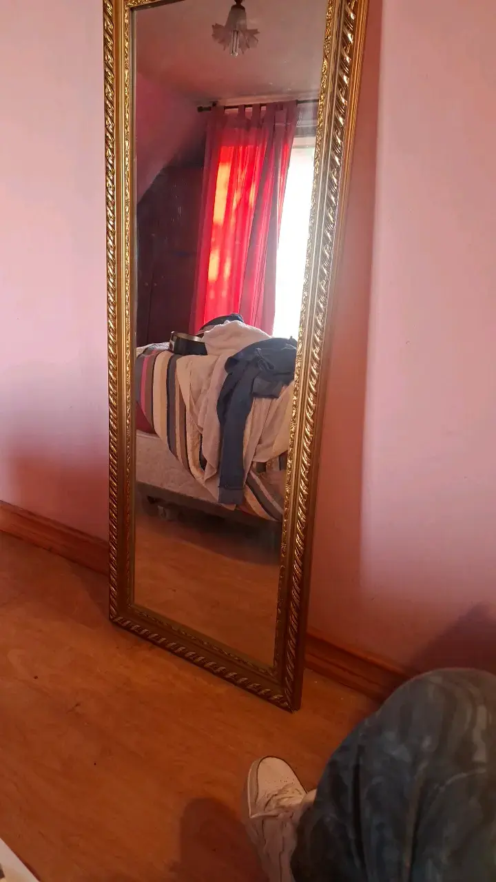 Espejo de pie con marco dorado elegante