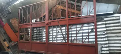 Portón de metal rojo con rejas - miniatura 3