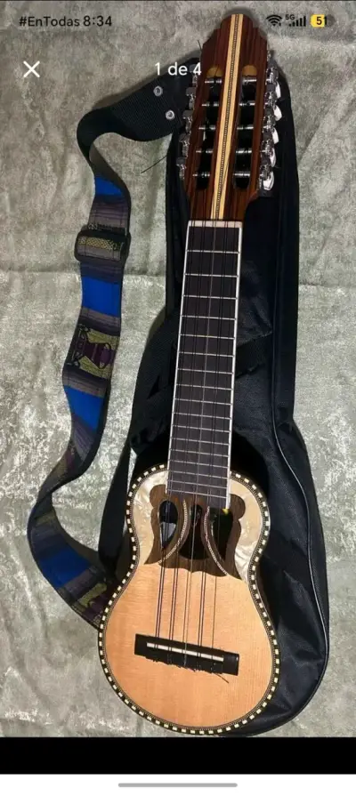 Charango acústico con funda y correa - miniatura 1