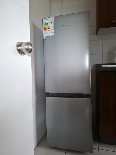 Refrigerador Hisense de dos puertas en acero inoxidable - miniatura 1