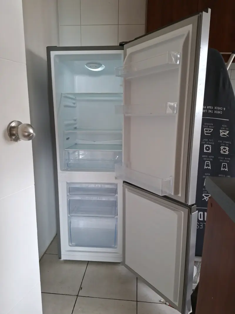Refrigerador Hisense de dos puertas en acero inoxidable - 2