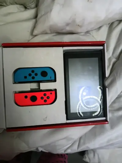 Consola Nintendo Switch con Joy-Con Azul y Rojo - miniatura 1
