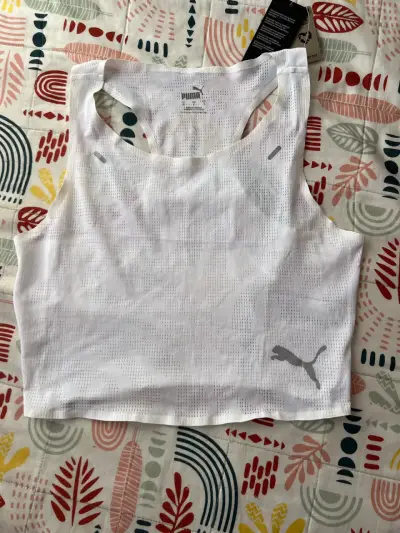 Top deportivo blanco Puma con diseño reflectante - miniatura 1