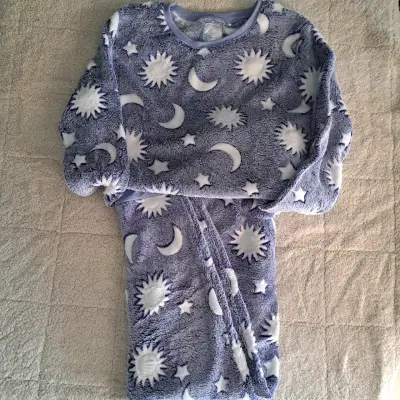 Pijama polar con diseño de lunas y estrellas - miniatura 1