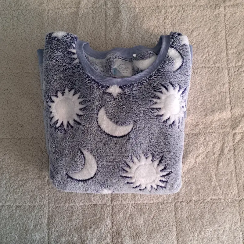 Pijama polar con diseño de lunas y estrellas - 2