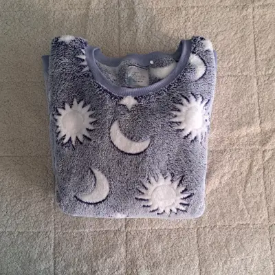 Pijama polar con diseño de lunas y estrellas - miniatura 2