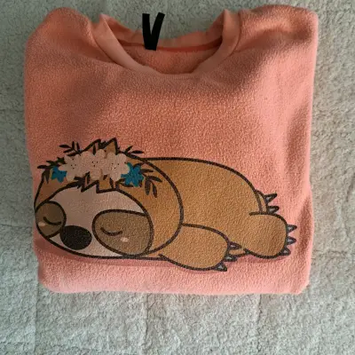 Pijama polar rosado con diseño de perezoso - miniatura 1