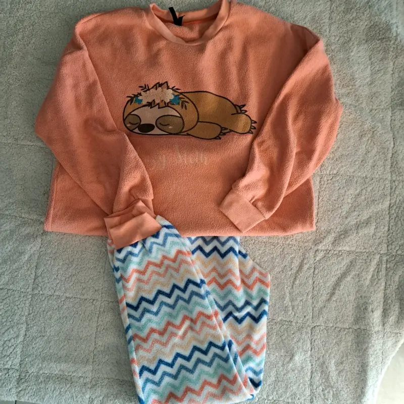 Pijama polar rosado con diseño de perezoso - 2