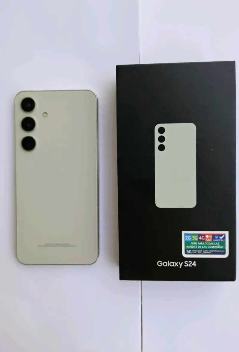 Samsung Galaxy S24 con caja original - 2