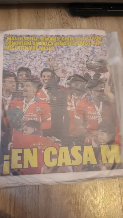 Periódico La Cuarta con portada de triunfo chileno - miniatura 1