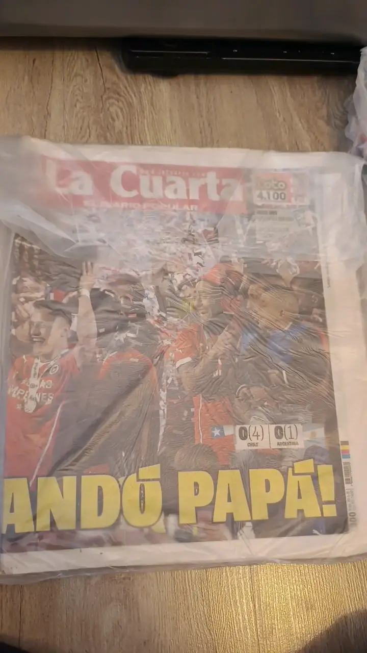 Periódico La Cuarta con portada de triunfo chileno - 2