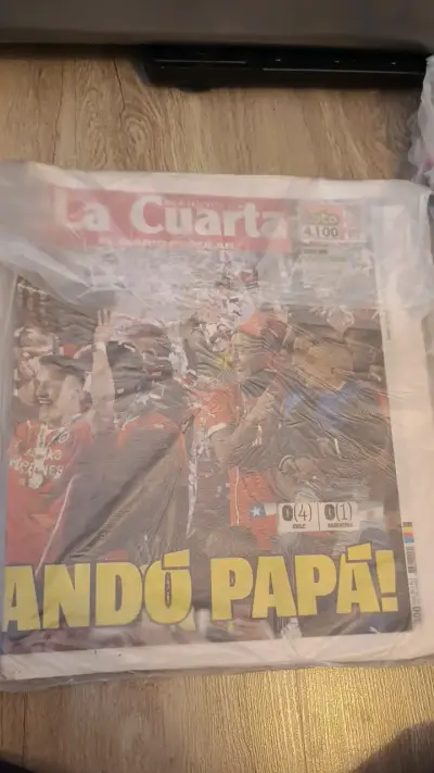 Periódico La Cuarta con portada de triunfo chileno - miniatura 2