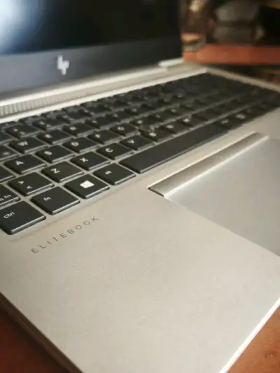 Laptop HP EliteBook 840 G6 con Bang & Olufsen - miniatura 6