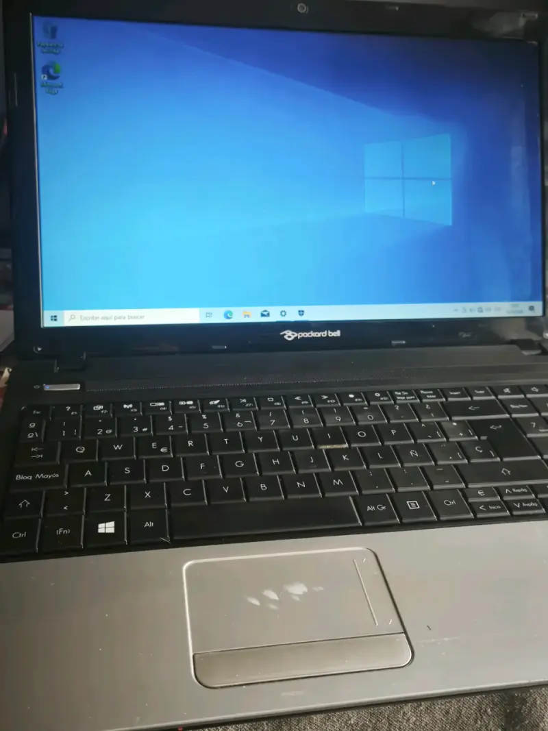 Laptop Packard Bell con Windows 10 en buen estado - 1