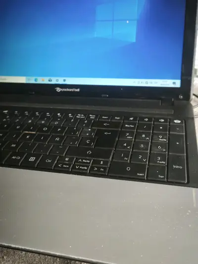 Laptop Packard Bell con Windows 10 en buen estado - miniatura 2