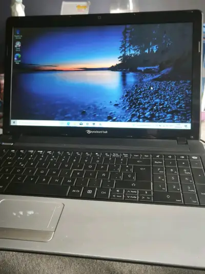 Laptop Packard Bell con Windows 10 en buen estado - miniatura 3