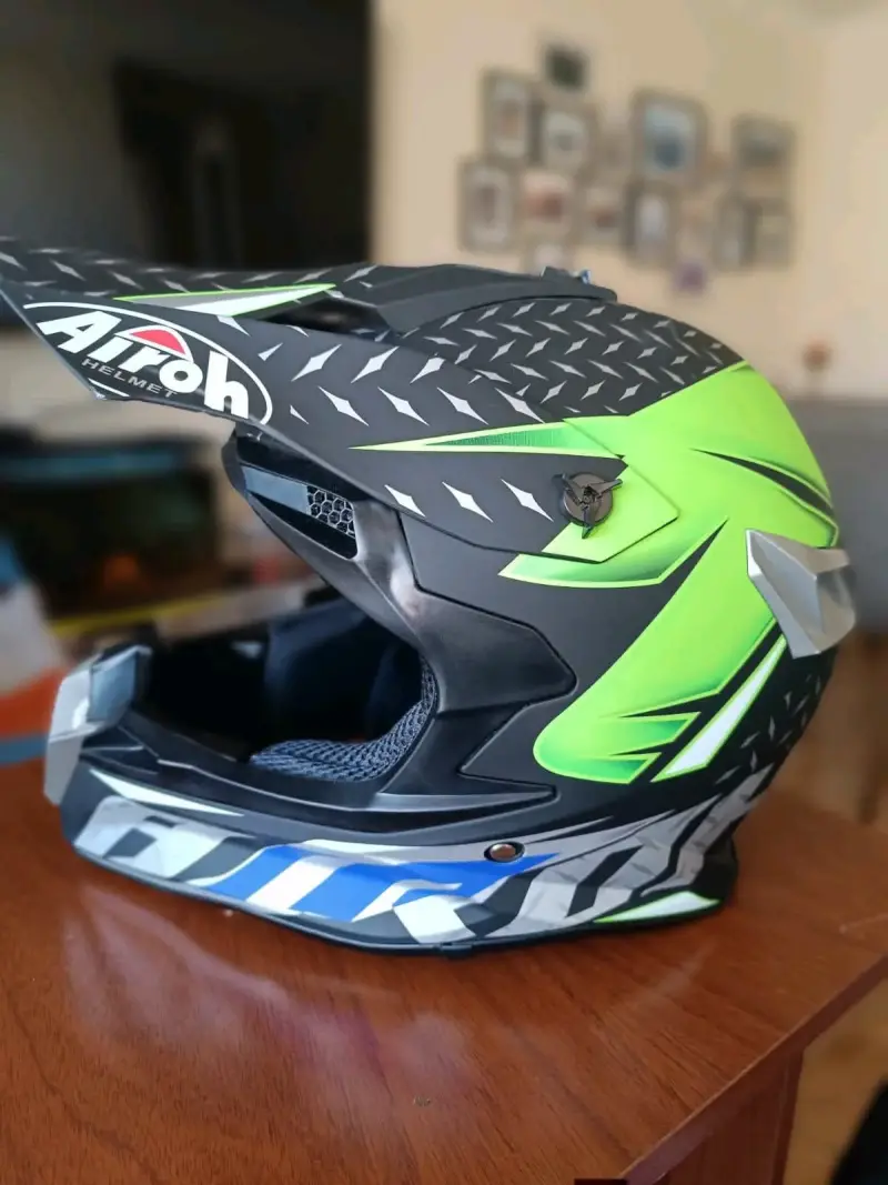 Casco de motocross Airoh con diseño verde y negro - 1