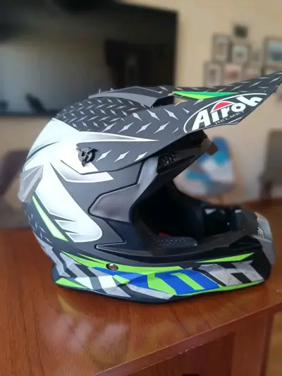 Casco de motocross Airoh con diseño verde y negro - miniatura 2
