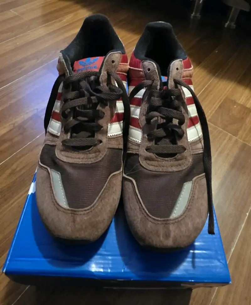 Zapatillas deportivas Adidas marrones y rojas - 1