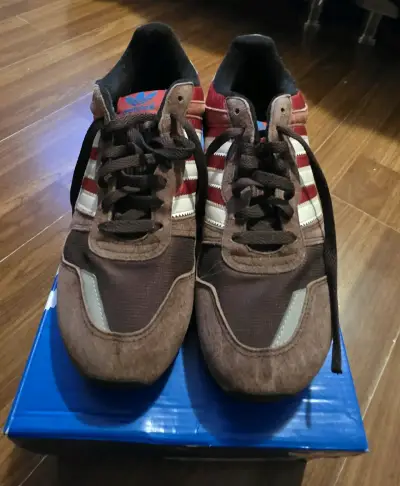 Zapatillas deportivas Adidas marrones y rojas - miniatura 1