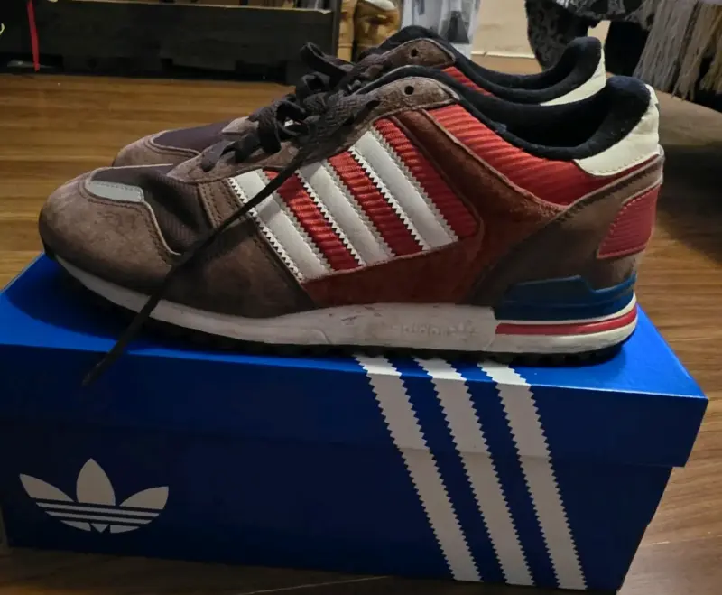 Zapatillas deportivas Adidas marrones y rojas - 2