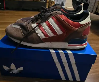 Zapatillas deportivas Adidas marrones y rojas - miniatura 2