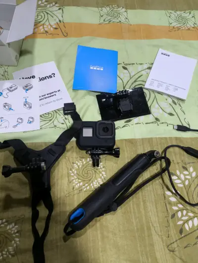 Cámara de acción GoPro Hero 8 con accesorios - miniatura 1