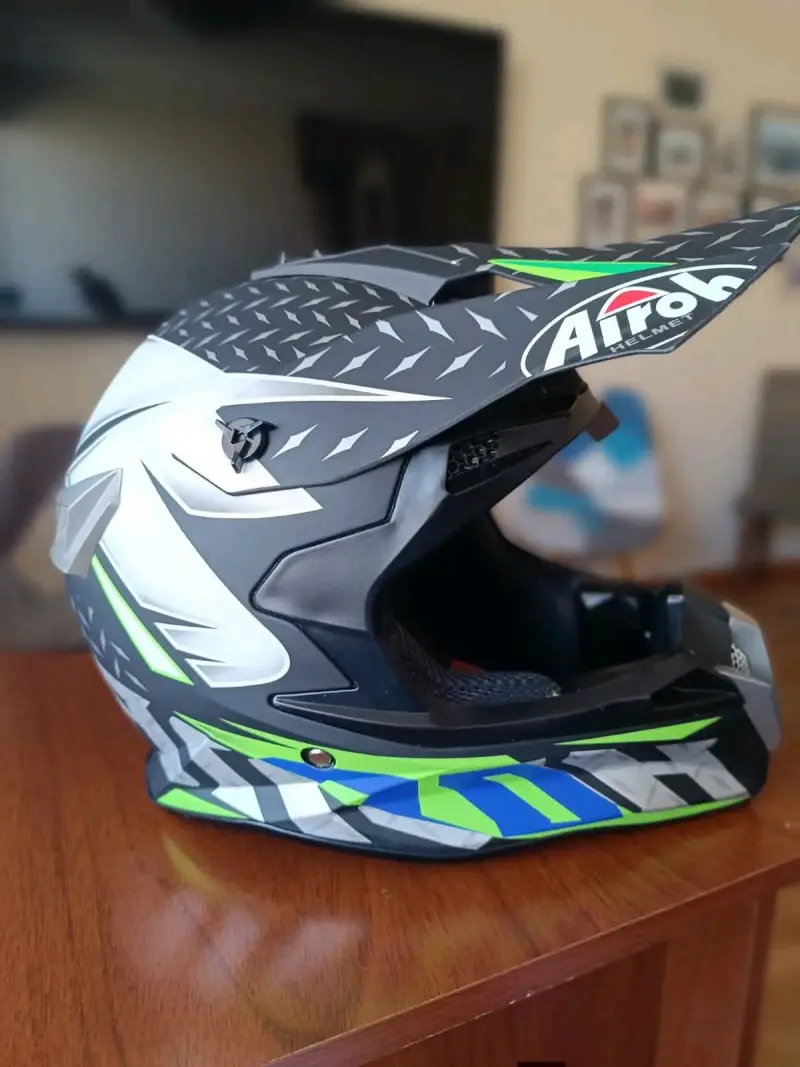 Casco de motocross Airoh con diseño verde y negro - 2