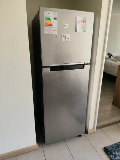 Refrigerador Samsung de dos puertas en buen estado - miniatura 1