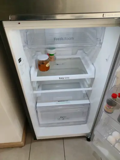Refrigerador Samsung de dos puertas en buen estado - miniatura 4