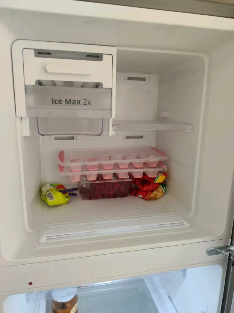 Refrigerador Samsung de dos puertas en buen estado - 5