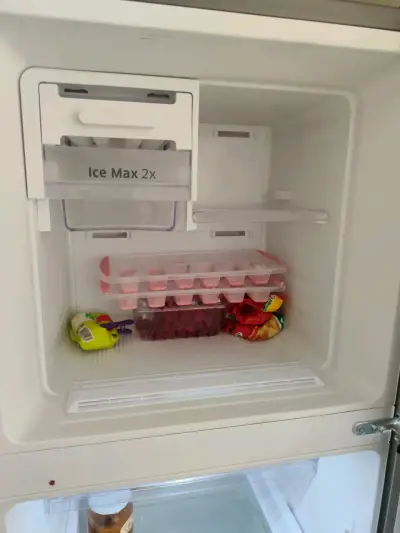 Refrigerador Samsung de dos puertas en buen estado - miniatura 5