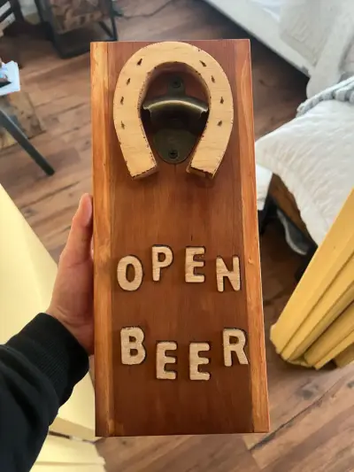 Destapador de cerveza de madera con herradura - miniatura 1