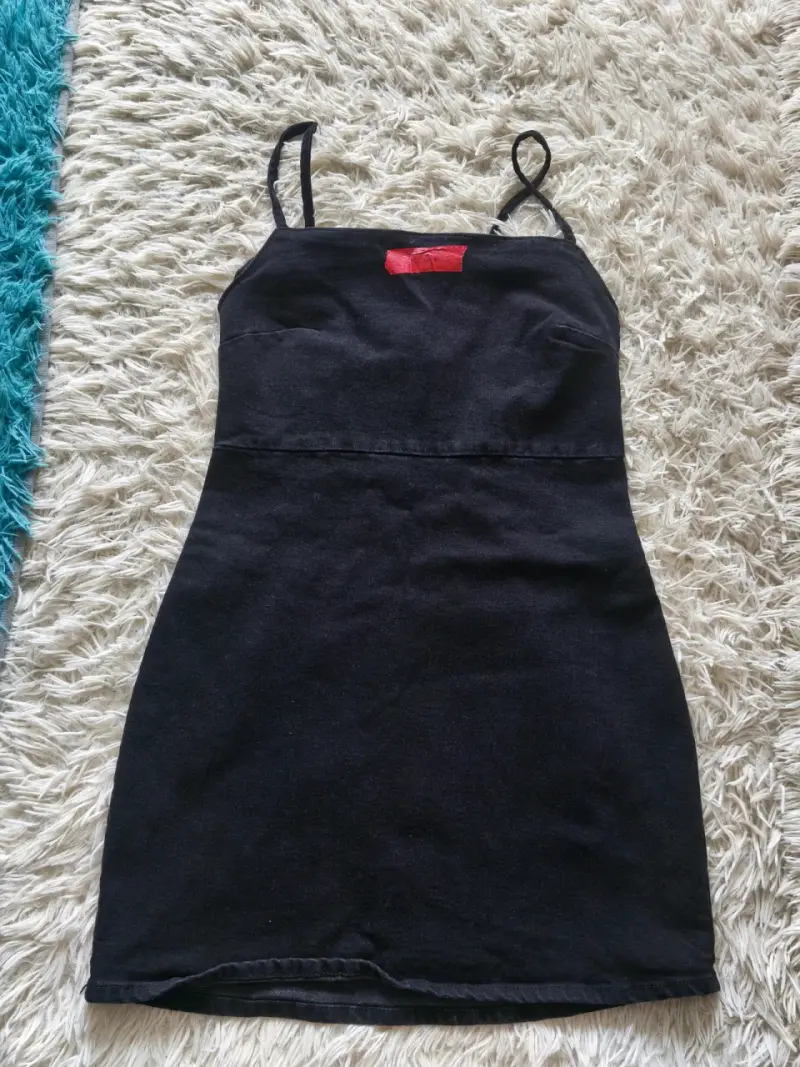 Vestido negro ajustado de tirantes