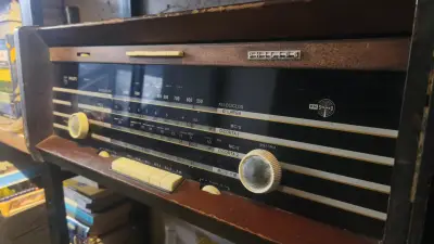Radio antigua Philips de madera - miniatura 1