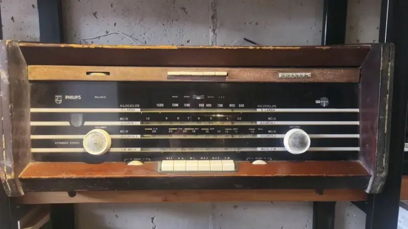 Radio antigua Philips de madera - 2