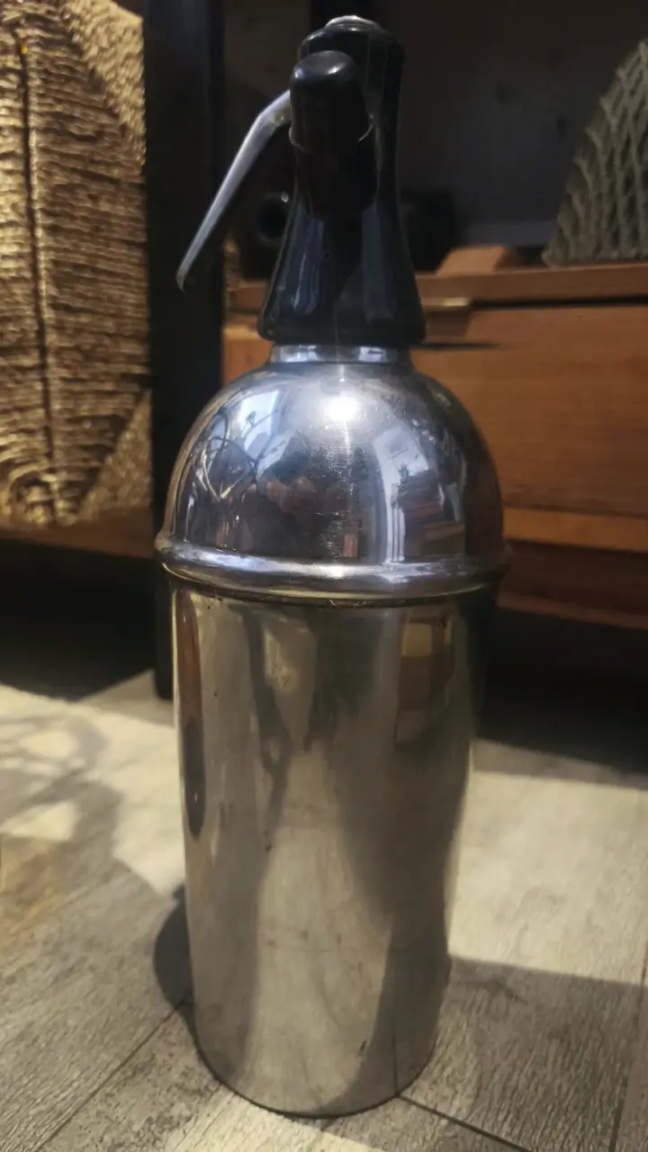 Sifón de soda vintage metálico