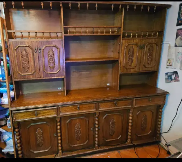 Mueble de madera vintage con estantes y puertas